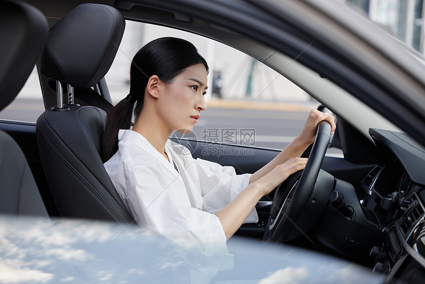 女性司机驾车按喇叭图片