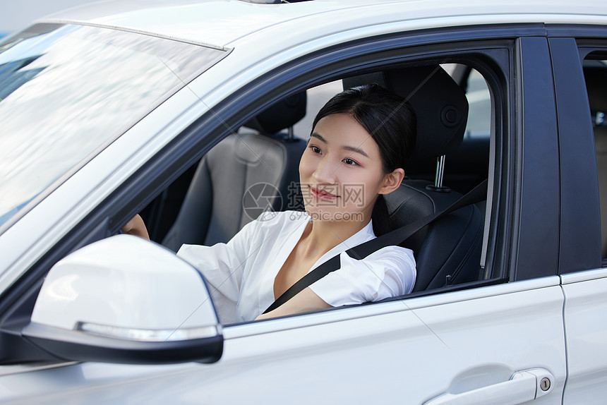 白领女性开车上班形象图片