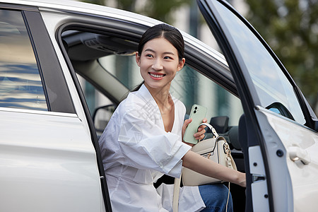 女性驾驶年轻白领女性开门下车背景