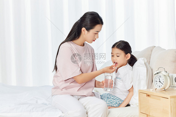 妈妈照顾生病女儿喝水吃药图片