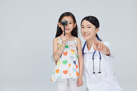 女性医生检查儿童视力图片