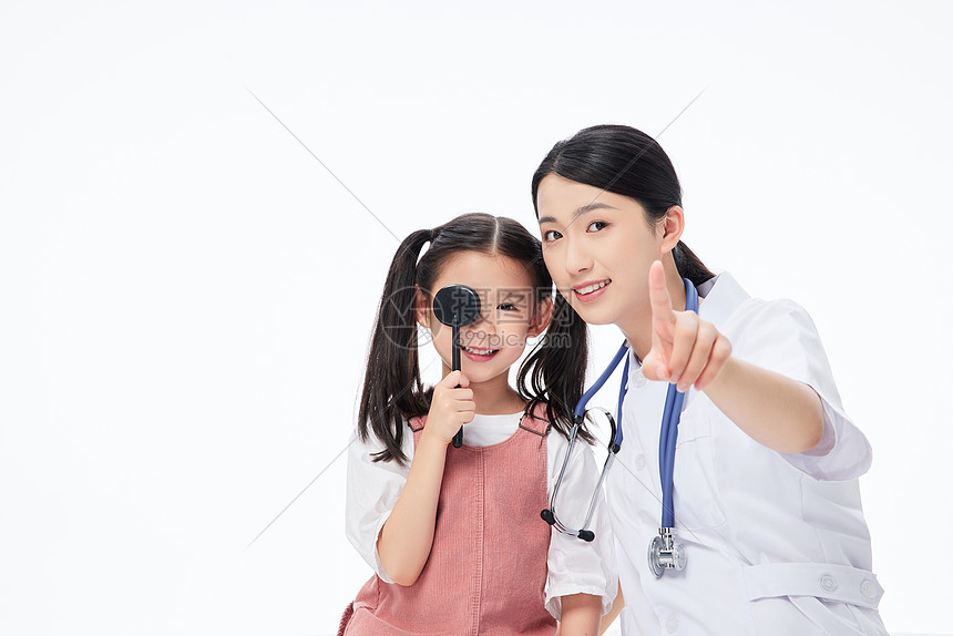 女医生给小女孩检查视力图片