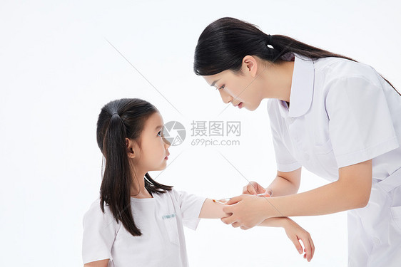 女护士给小女孩扎疫苗图片