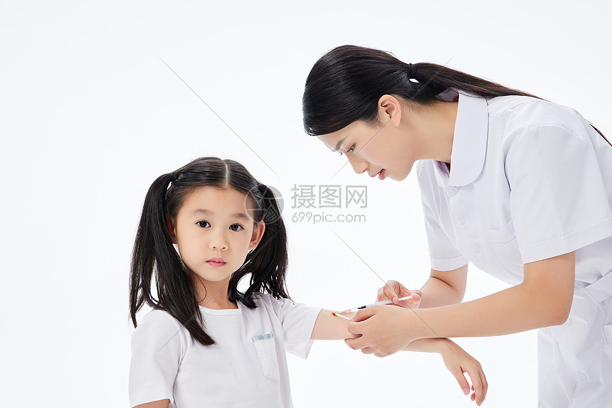 女护士给小女孩扎疫苗图片