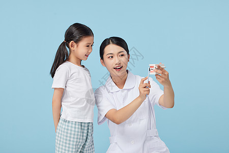 女医生指导儿童正确刷牙方式图片