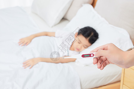 儿童小女孩发烧躺在床上图片素材