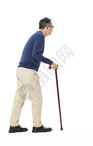 老年人拄着拐杖行走图片