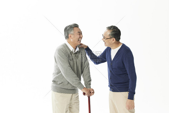 两位老年男性聊天图片