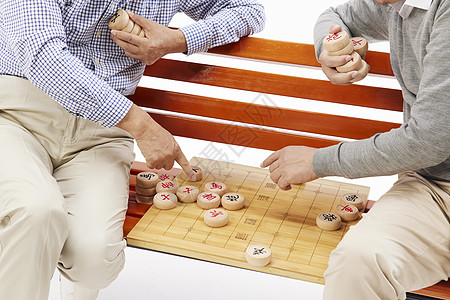 老年人坐在长椅上下象棋图片