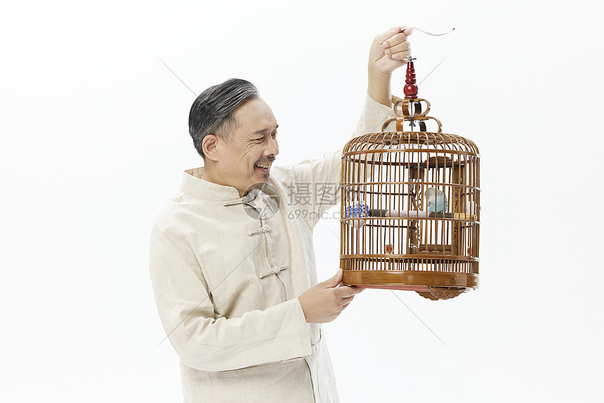 中老年男性遛鸟