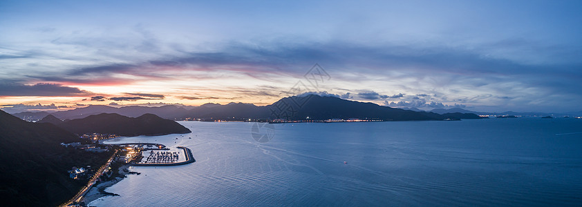 美丽的深圳晚霞下的深圳浪骑游艇会背景