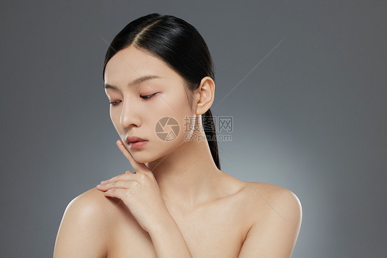 女性美妆面部美容护肤闭眼形象图片