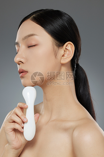 女性使用按摩器脸部按摩护肤图片