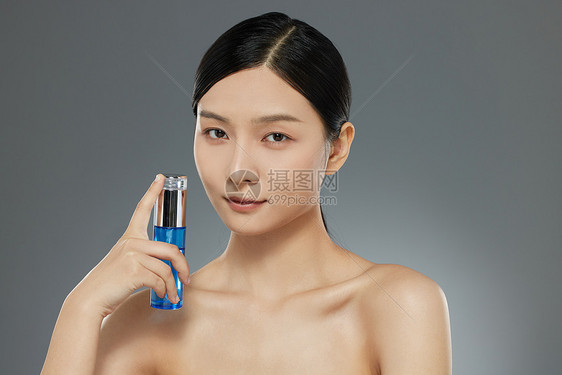 年轻女性使用乳液护肤图片