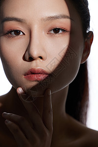 创意女性面部光影轮廓特写展示背景图片