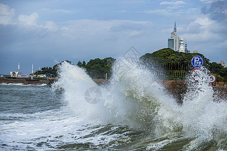 青岛小青岛海边巨浪翻涌背景图片