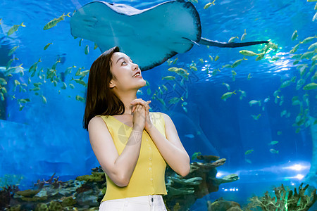 女性旅行观光海洋水族馆图片