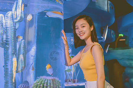 女性旅行观光海洋水族馆图片