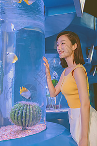 年轻女性海洋水族馆看鱼图片