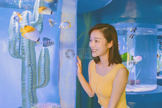 女性旅行观光海洋水族馆图片