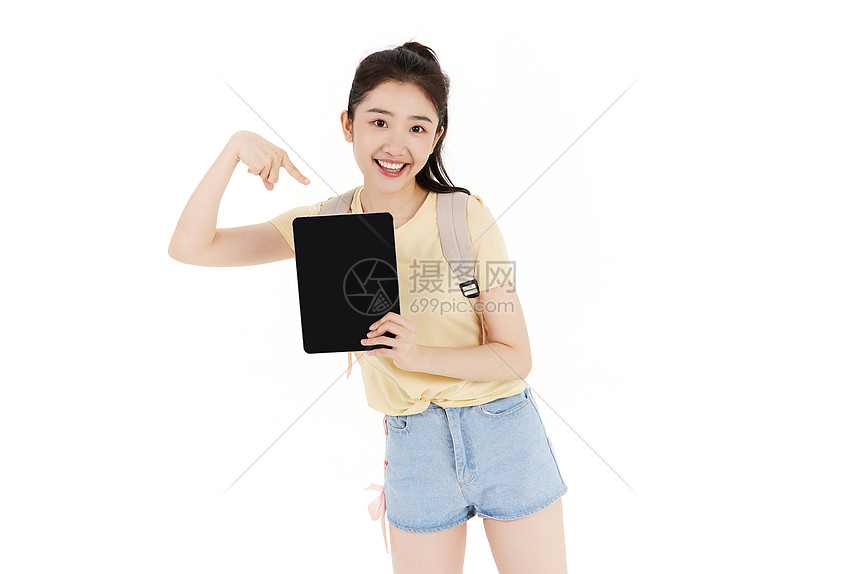 女大学生手指着平板电脑图片