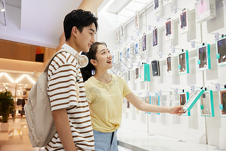 大学生开学大学生情侣在店里挑选手机壳背景