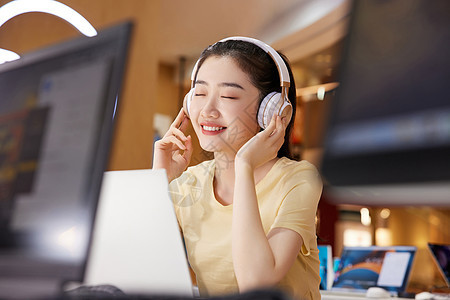 在店里试听耳机的女大学生图片