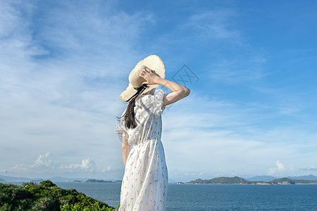 海边山上的少女背影图片