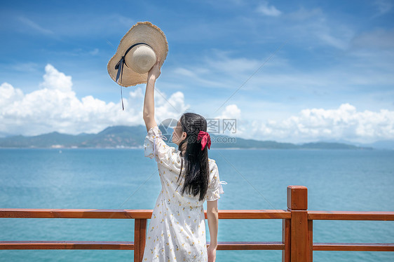 海边山上的少女背影图片