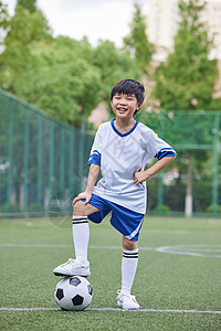 脚踩足球的小男孩图片