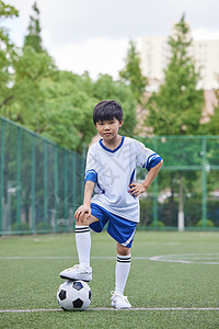脚踩足球的小男生形象高清图片