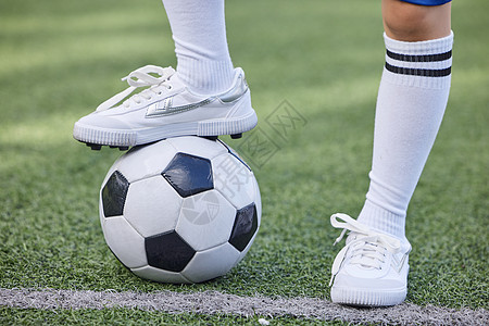 足球运动踢足球的小男孩脚部特写背景