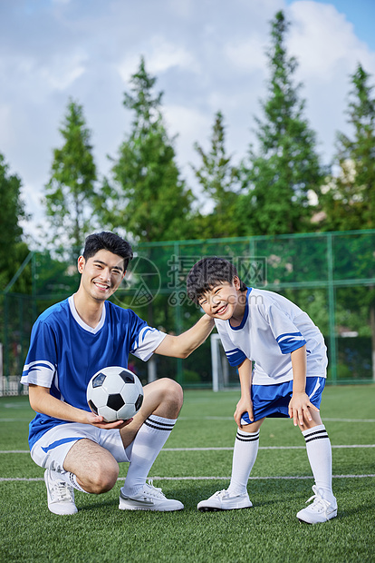 足球教练与学生形象图片