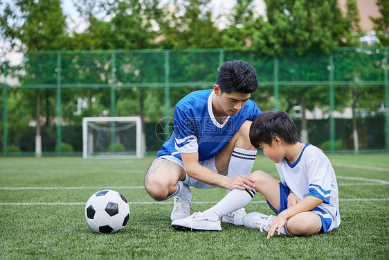 教练检查男孩伤势图片