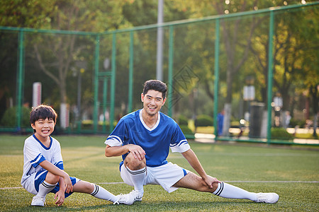 教练带男孩做拉伸运动图片