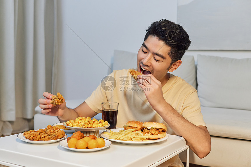 吃宵夜看电视的男性图片