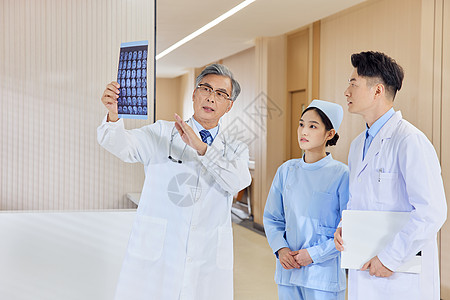 医院前台教授拿X光片讲解图片