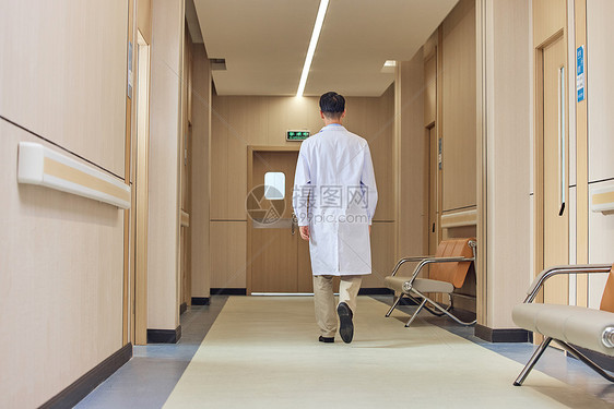 医生行走在医院走廊形象图片