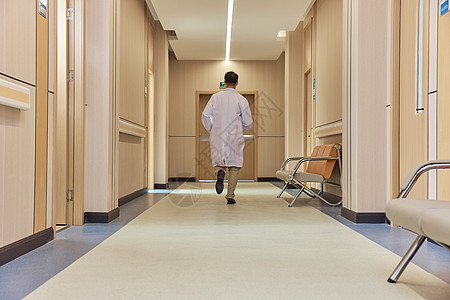 医院走廊男性医生奔向手术室背影图片