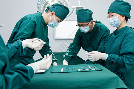 手术室里忙碌的外科医生团队图片