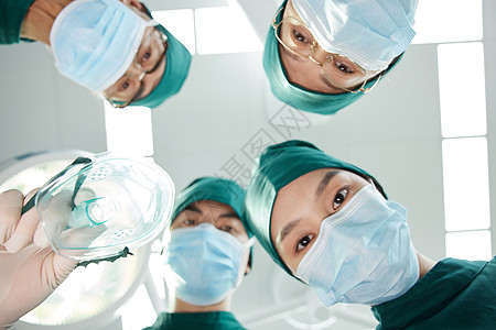 手术室医生为患者戴呼吸面罩特写图片