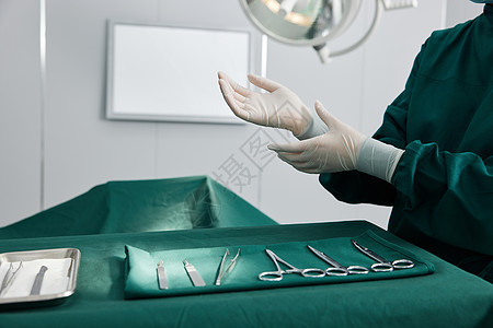 外科手术医生术前佩戴手套特写图片
