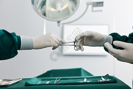 外科手术医生传递工具特写图片