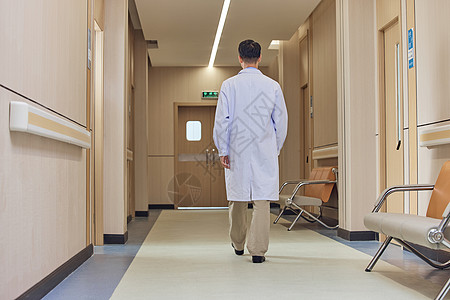 医院走廊男性医生走向手术室图片