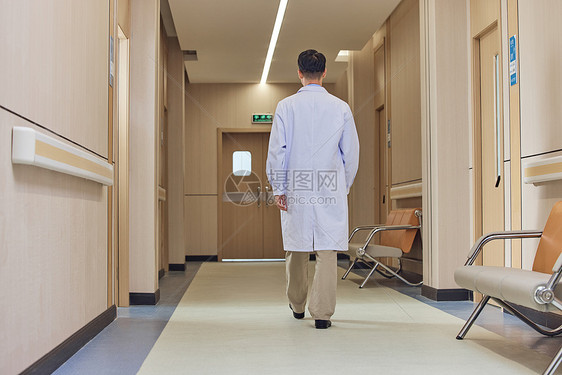 医院走廊男性医生走向手术室图片