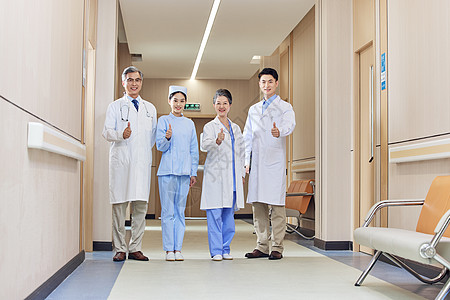 医院走廊里医护人员职业形象图片