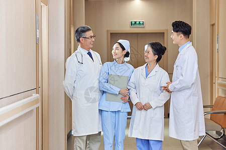 医院走廊里医护人员谈论工作图片