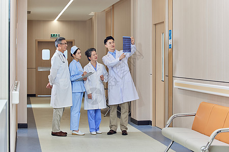 医疗医生护士团队走廊里探讨X光片图片