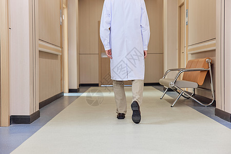 医院走廊男性医生走向手术室背影图片