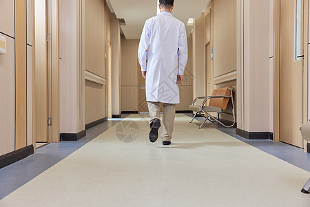 医院走廊男性医生走向手术室背影图片